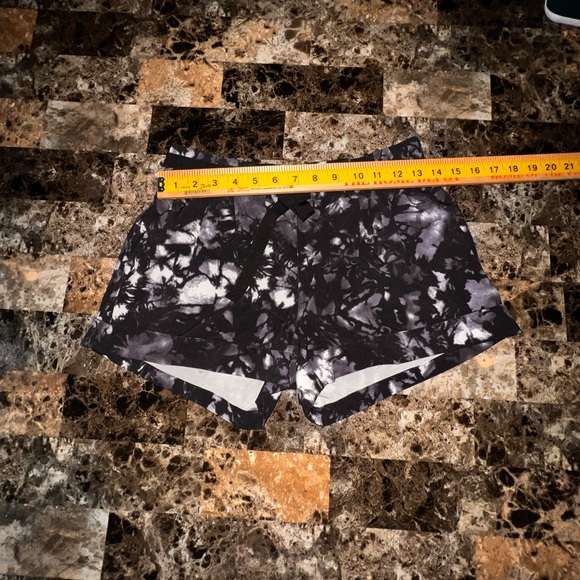 LULULEMON SPRING BREAK AWAY 3” SHORT WHITE & BLACK SIZE 6 WAIST 13.5” EUC - Picture 5 of 8